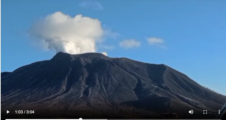 KRI Kakap Evakuasi 327 Pengungsi Erupsi Gunung Ruang ke Kota Bitung