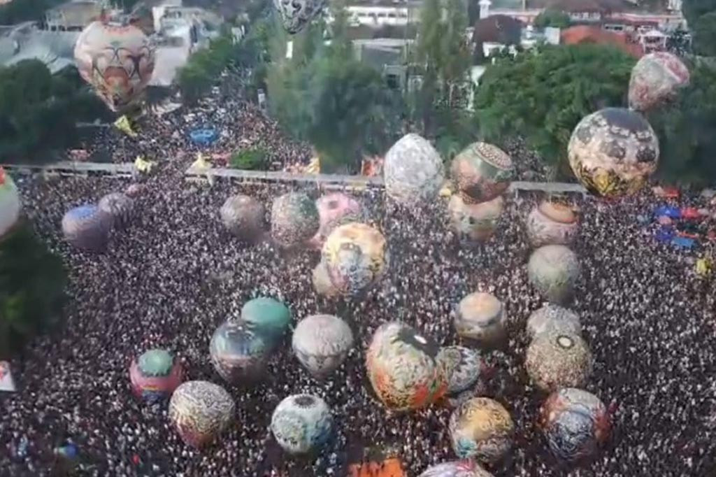 Ribuan Orang Banjiri Puncak Festival Balon Udara di Wonosobo