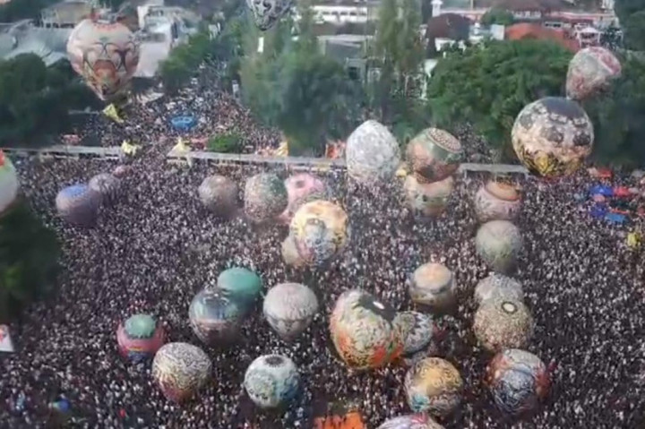 Ribuan Orang Banjiri Puncak Festival Balon Udara di Wonosobo