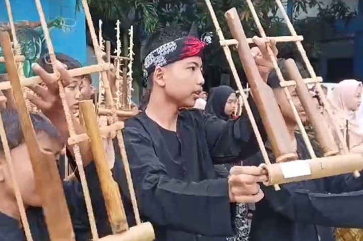 Peringati Hari Kartini, Ratusan Pelajar di Majalengka Bermain Angklung
