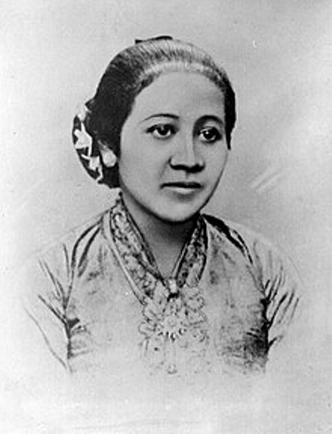 Berkat Kartini, perempuan-perempuan Indonesia memiliki hak yang setara dengan laki-laki. (Foto: Dok. Wikipedia/Repro negatif potret Raden Ajeng Kartini-foto 1890-an)