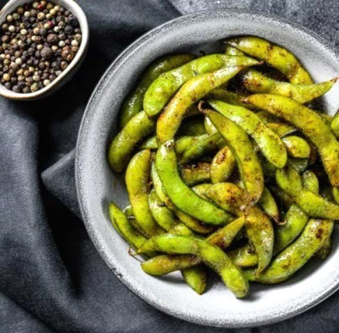 Simak cara buat edamame dengan rasa black pepper. (Foto: Dok. Endeus TV)