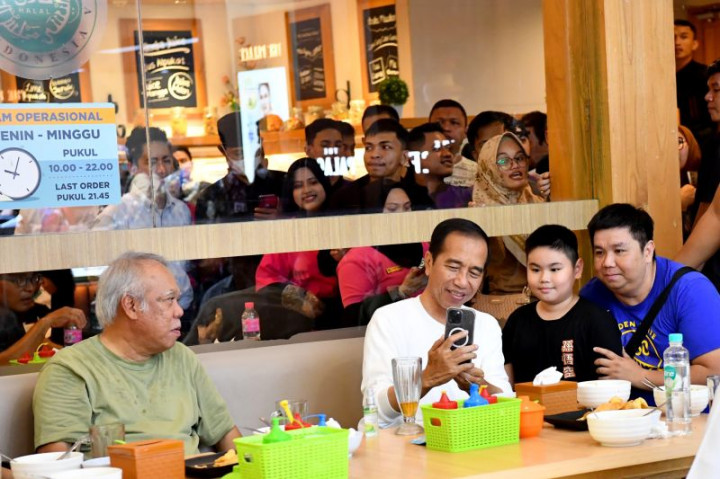 Presiden Jokowi Kunjungi Mal di Gorontalo, Makan Bakso dan Swafoto Bersama Warga