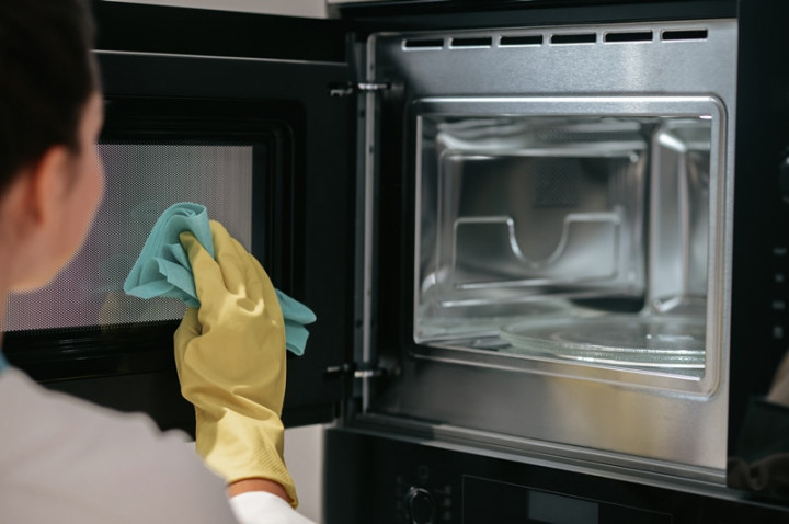 Tips Membersihkan Microwave di Rumah