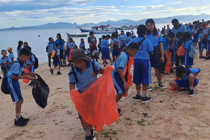 Aksi Cinta Lingkungan, Ribuan Siswa Pungut Sampah di Pantai