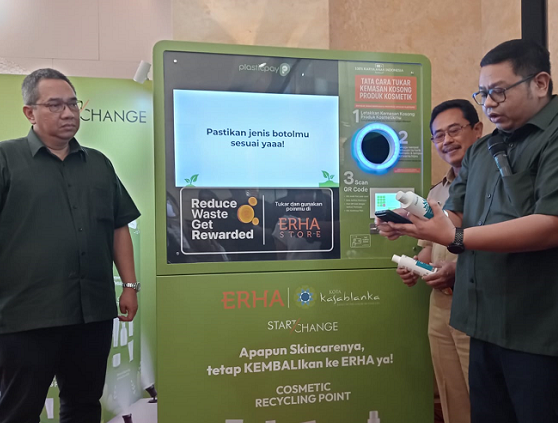 Andreas Bayu Aji, Drs. Sarjoko, M.M, dan Oemar Saputra, dalam peluncuran ERHA Cosmetic Reverse Vending Machine di Mall Kota Kasablanka. (Foto: Dok. Yuni)