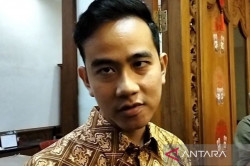 Gibran Rakabuming Raka memberikan keterangan kepada wartawan di Solo, Jawa Tengah, Selasa (23/4/2024). ANTARA/Aris Wasita