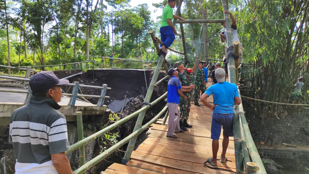 Warga Lumajang Bangun Jembatan Darurat Usai Diterjang Banjir