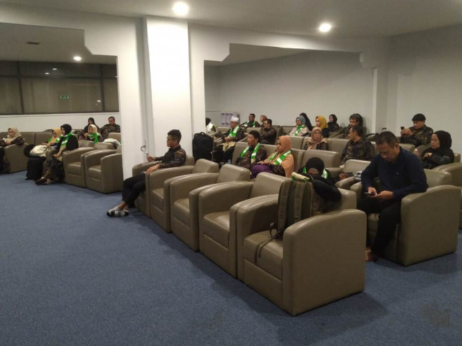Rombongan peserta Umrah Akbar Pegadaian 2024 dari Jakarta berkumpul di Terminal 3 Bandara Soekarno Hatta. (Foto: Medcom/Patrick Pinaria)