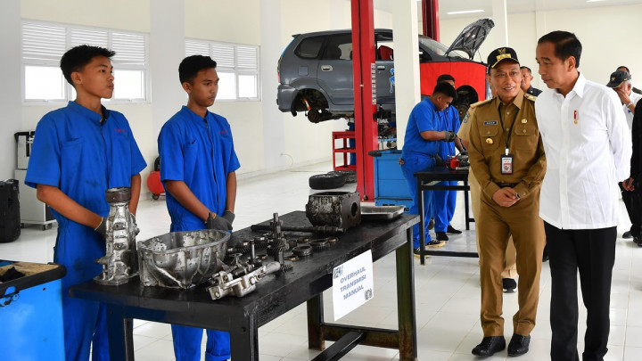 Presiden Suruh Anak SMK Belajar Mobil Listrik