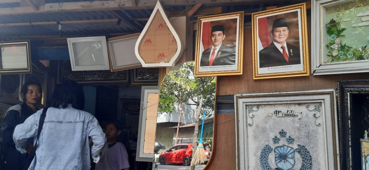 Penjual Foto Pigura Prabowo-Gibran Mulai Ramai di Kota Solo