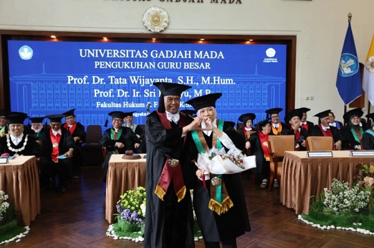 Sabar Menunggu 10 tahun, Suami Istri Dikukuhkan Bareng Jadi Guru Besar UGM