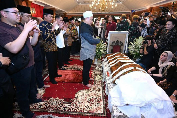 Jokowi Salatkan Jenazah Mooryati Soedibyo