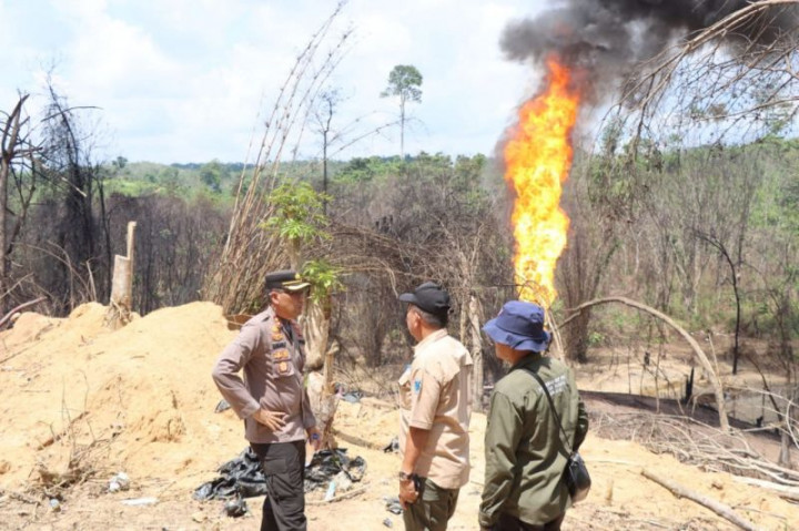 Bekas Sumur Minyak Ilegal di Batanghari Jambi Kembali Menyemburkan Api