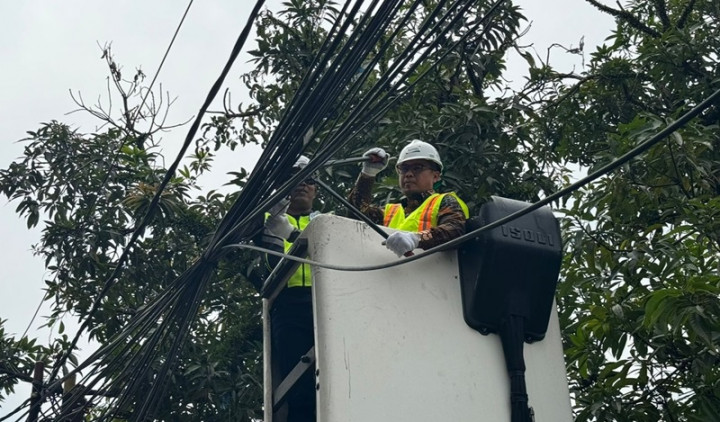 Wakil Wali Kota Tangsel Potong Paksa Kabel Udara Semrawut Milik 15 Provider