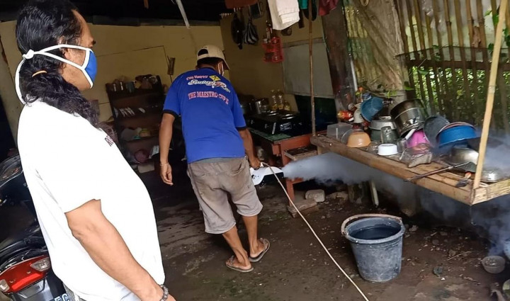 Kasus DBD Merebak, Warga Desa Pringu Malang Lakukan <i>Fogging</i> Mandiri