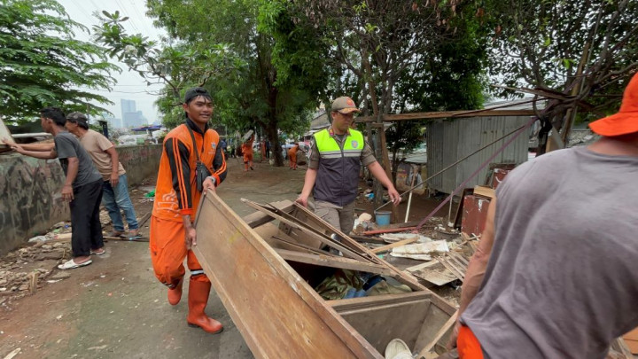 Terkesan Kumuh, Taman Jati Pinggir Petamburan Akhirnya Ditertibkan