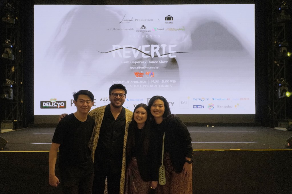 Lucent Production bersama Dosen Pembimbing, Mikhael Yulius Cobis, M.Si., M.M. (Foto: Dok. Ist)