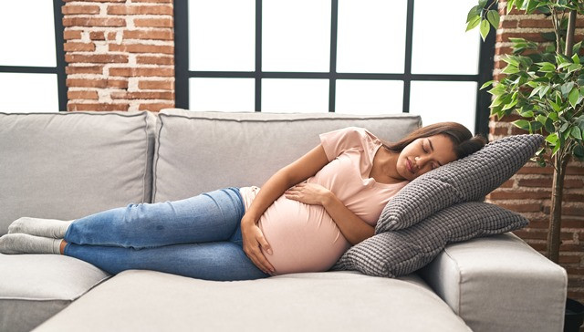 Posisi Tidur Ini Cegah Bayi Sungsang