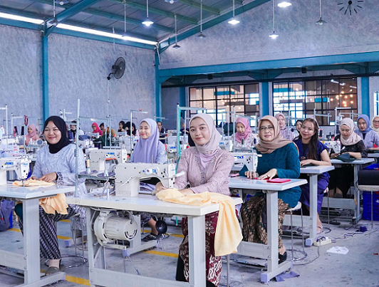 Kebanyakan karyawan Juragan 99 Garment adalah para perempuan penjahit berpengalaman. (Foto: Dok. Istimewa)