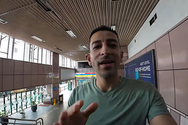 Bule Amerika Takjub Stasiun KRL Jakarta Lebih Bagus dari New York