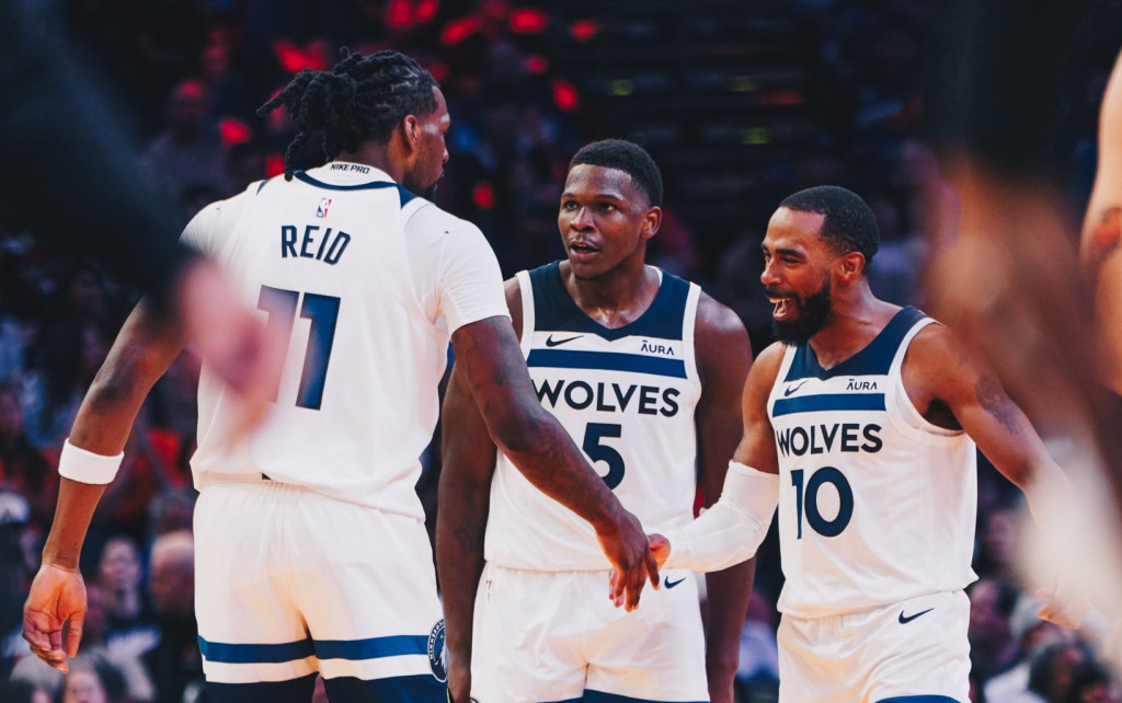 Pemain Minnesota Timberwolves merayakan kemenangan atas Phoenix Suns (X: @Timberwolves)