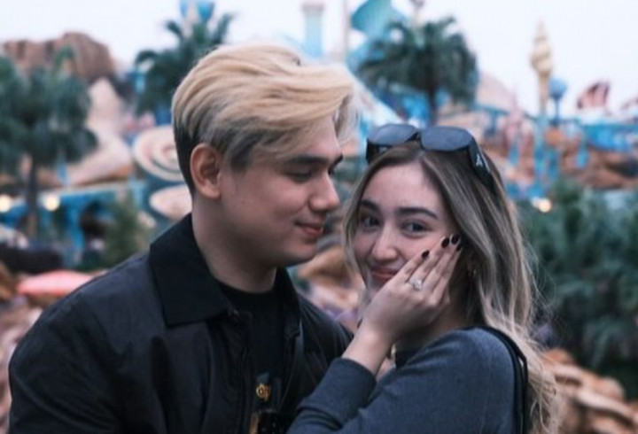 So Sweet! Ranty Maria Dilamar Rayn Wijaya di Disneyland saat Hari Ulang Tahun