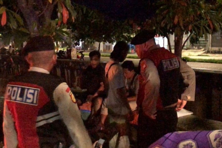 Cegah Tawuran, Polisi Bubarkan Para Remaja yang Kongko di Jakut