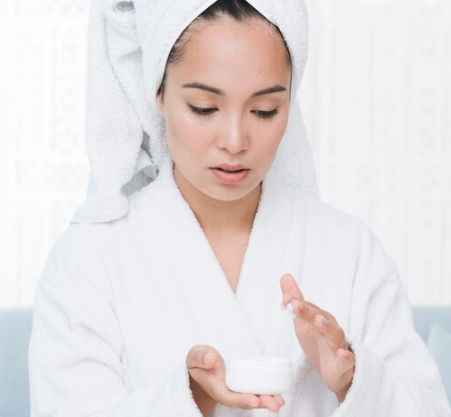 Skincare tidak cocok bisa menyebabkan perubahan warna kulit wajah menjadi lebih gelap. (Foto: Ilustrasi. Dok. Freepik.com)