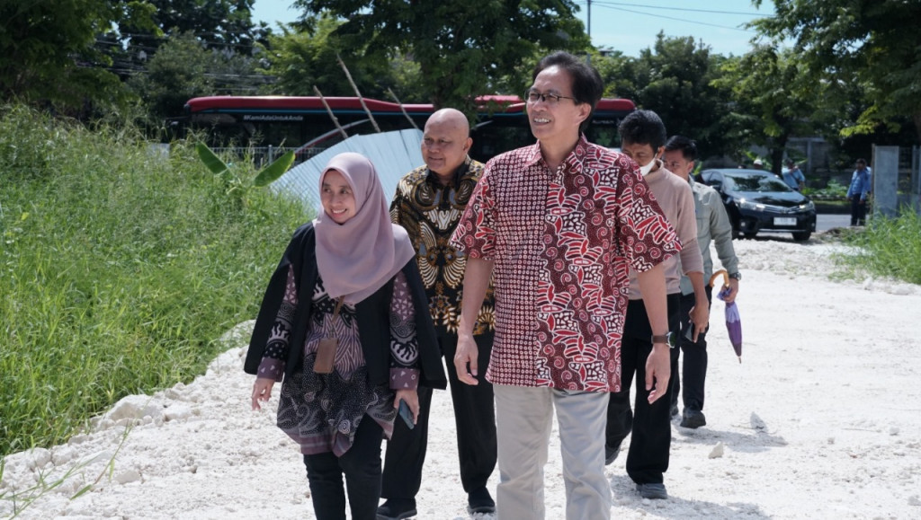 Rektor ITS Mochamad Ashari memantau pembangunan gedung baru FKK. DOK ITS