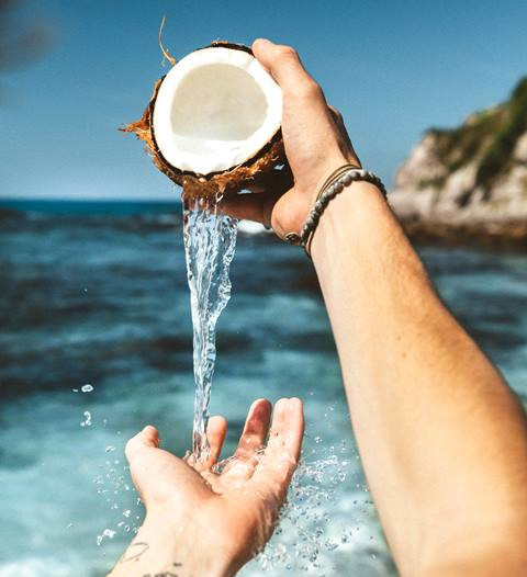 Selain mencegah kekurangan cairan, air kelapa juga bisa menggantikan cairan atau elektrolit yang hilang apabila dehidrasi. (Foto: Ilustrasi/Dok. Unsplash.com)