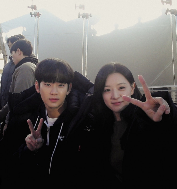 Penggemar Temukan Banyak Bukti Kim Soo Hyun dan Kim Ji Won Cinlok