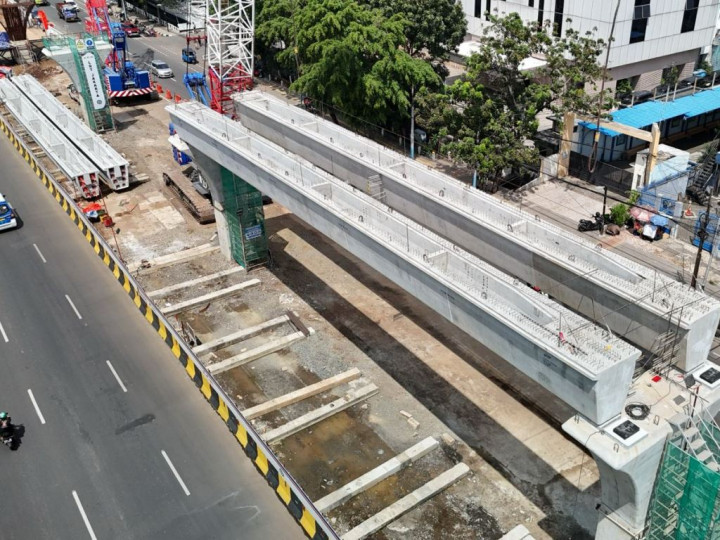 Kebut Pembangunan LRT Jakarta Fase 1B, Waskita Lakukan Pengangkatan <i>Girder</i>