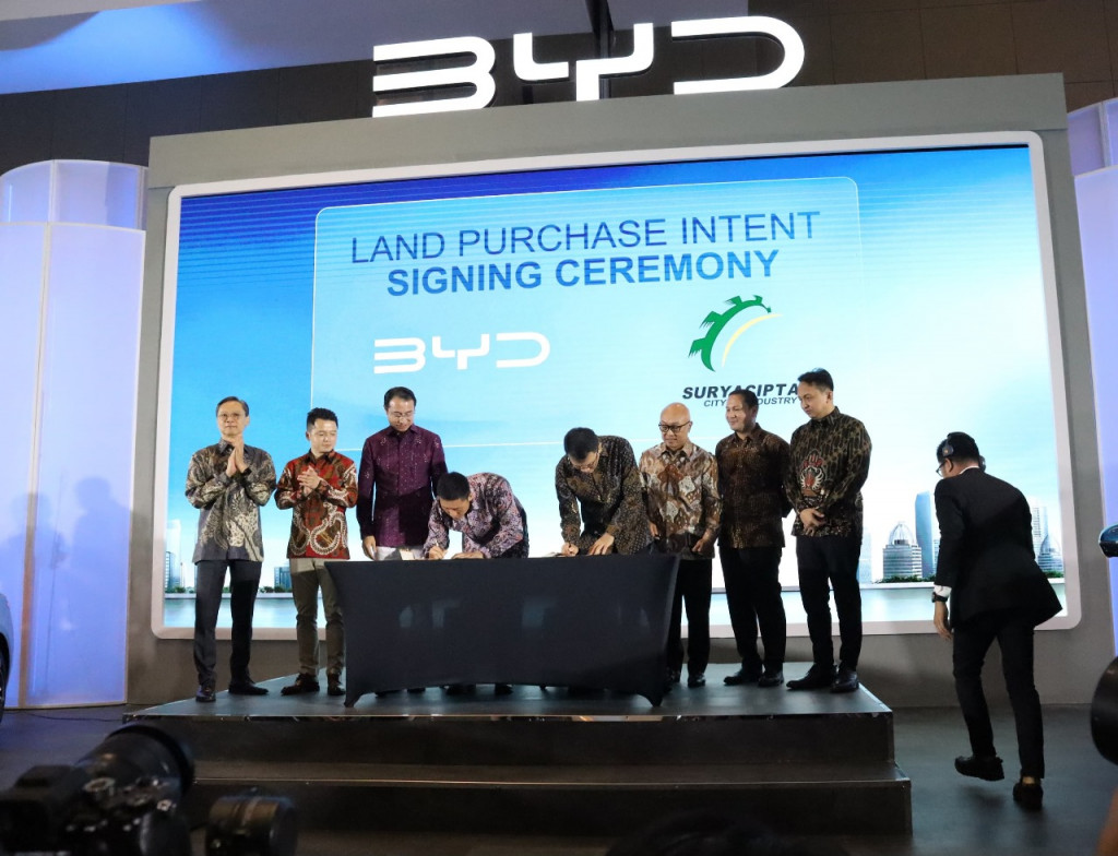 Penandatanganan kerja sama pembangunan pabrik BYD di Subang Smartpolitan. Foto Istimewa.