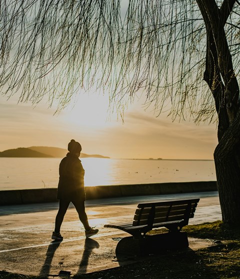 Manfaat jalan Cepat untuk lansia salah satunya yaitu membantu memperkuat otot tubuh.  (Foto: Ilustrasi/Dok. Unsplash.com)