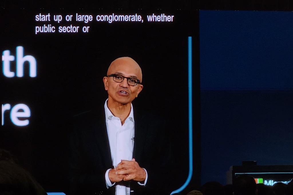 Di ajang Microsoft Build : AI Day di Indonesia, CEO Microsoft Satya Nadella mengumumkan investasi di Indonesia.