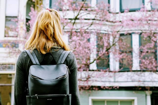 Perhatikan posisi ini agar pakai ransel tidak pegal. (Foto: Ilustrasi/Dok. Unsplash.com)