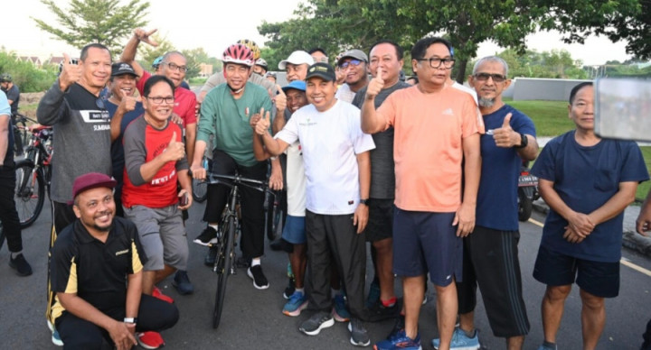 Jokowi Gowes Pakai Sepeda Bambu di Mataram