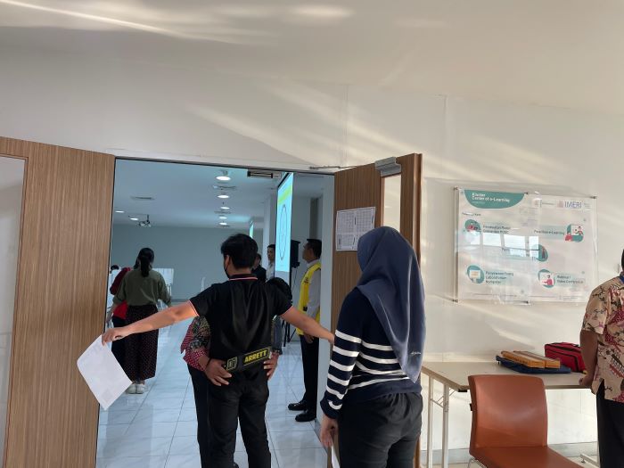 Para peserta UTBK di UI saat akan memasuki ruangan ujian. Foto:: UI