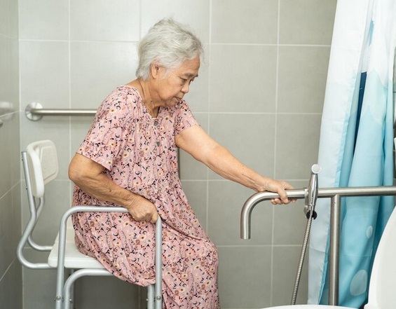 Apakah Mengompol pada Lansia Hal yang Wajar?