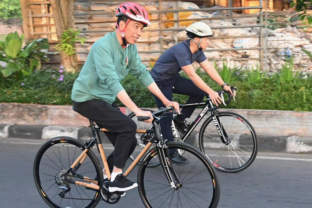 Momen Jokowi Bersepeda Pagi Keliling Kota Mataram