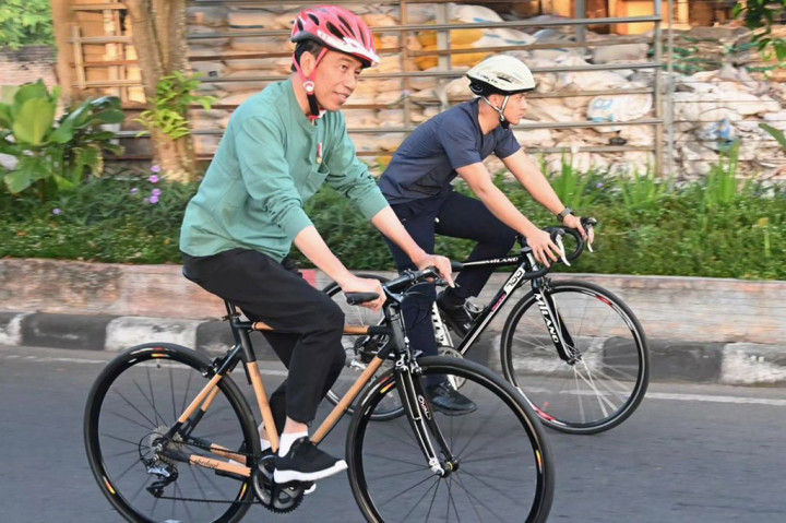 Momen Jokowi Bersepeda Pagi Keliling Kota Mataram