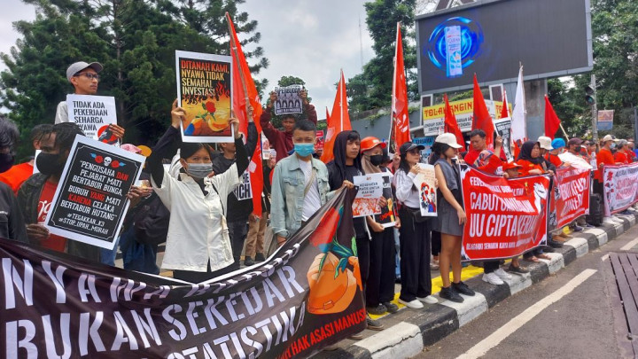 Ratusan Buruh di Bandung Gelar Aksi di Dago