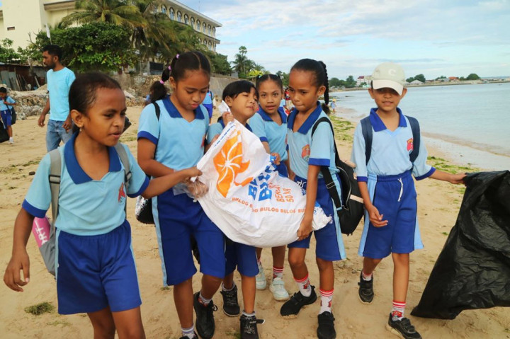 Jelang Hardiknas, Ribuan Siswa di Kupang Jalan Santai dan Bersihkan Sampah