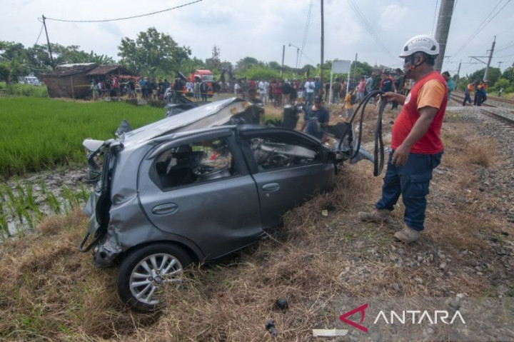 Minibus Tertabrak KA Argo Wilis di Klaten, Seorang Tewas
