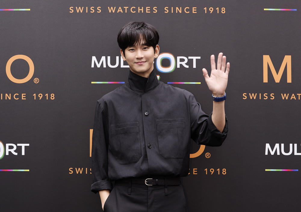 Kim Soo Hyun Bangga Jadi Duta Produk Jam Tangan Swiss (Foto: instagram)