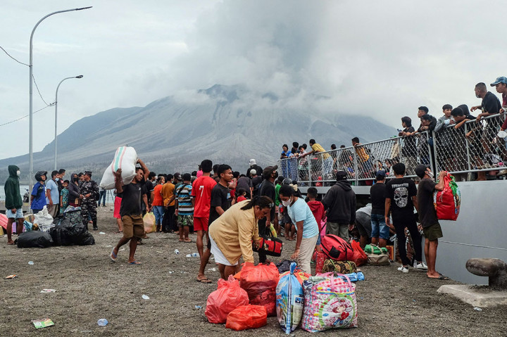 Proses Evakuasi Warga Terdampak Erupsi Gunung Ruang