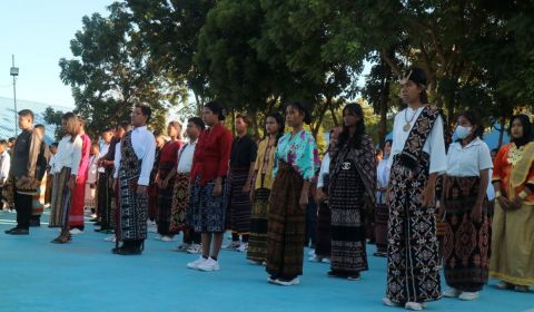 Siswa dan Guru di Kota Kupang Kenakan Pakaian Adat untuk Rayakan Hardiknas