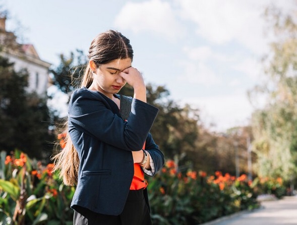 Sakit kepala akibat panas terjadi ketika terkena suhu atau panas tinggi. Ilustrasi:Freepik