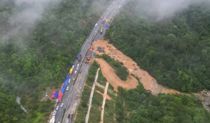 Korban Tewas Akibat Jalanan Roboh di Tiongkok Meningkat Jadi 48 orang